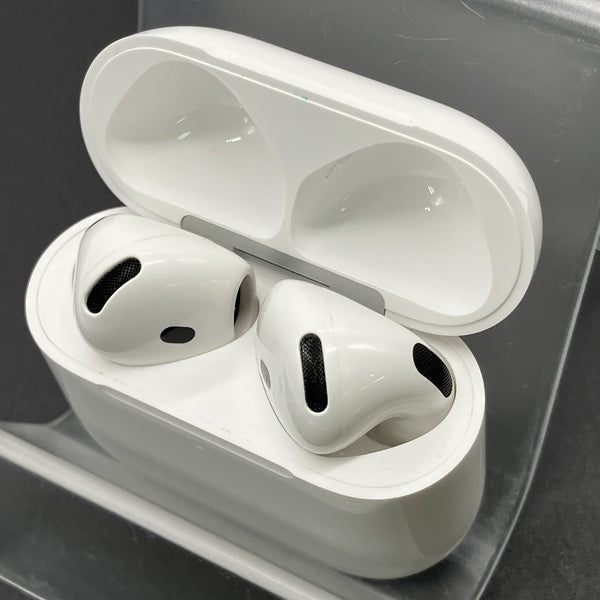 【中古】AirPods 4 MXP93J/A（アクティブノイズキャンセリング搭載）【秋葉原】