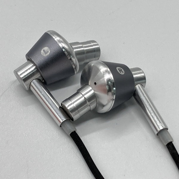 【中古】E1001 Triple-Driver In-Ear Headphones シルバー【秋葉原】